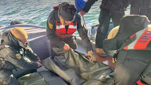 Rescate de los cuerpos por parte de efectivos de la Armada Boliviana