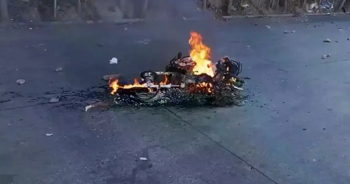 La motocicleta terminó quemada en medio de la autopista La Paz - El Alto