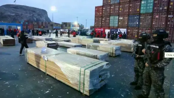 Chile intercepta 100 toneladas de droga impregnada en madera de exportación.