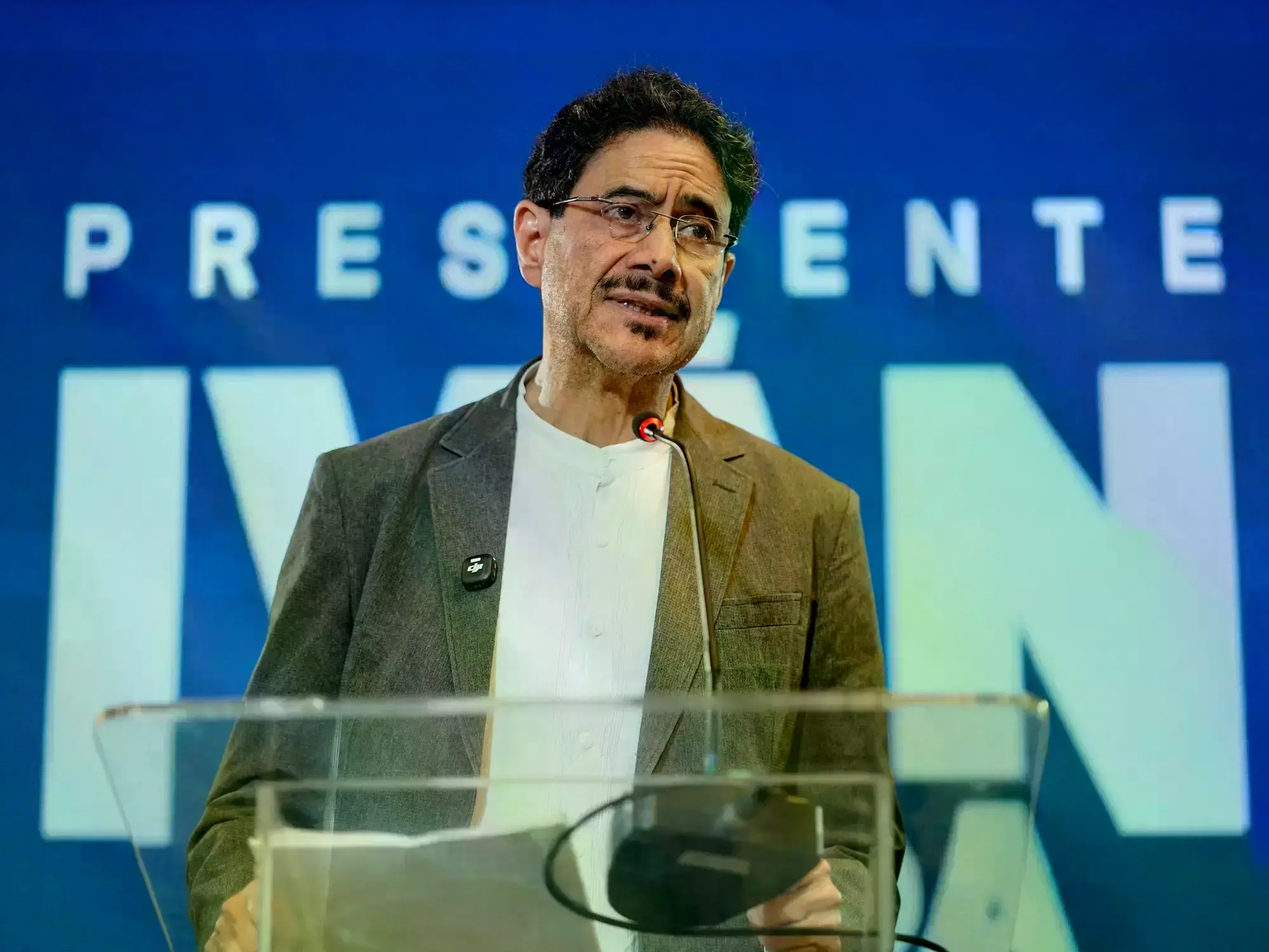 El candidato oficialista a la presidencia de Colombia, Iván Cepeda, en una rueda de prensa este jueves. Foto: REUTERS