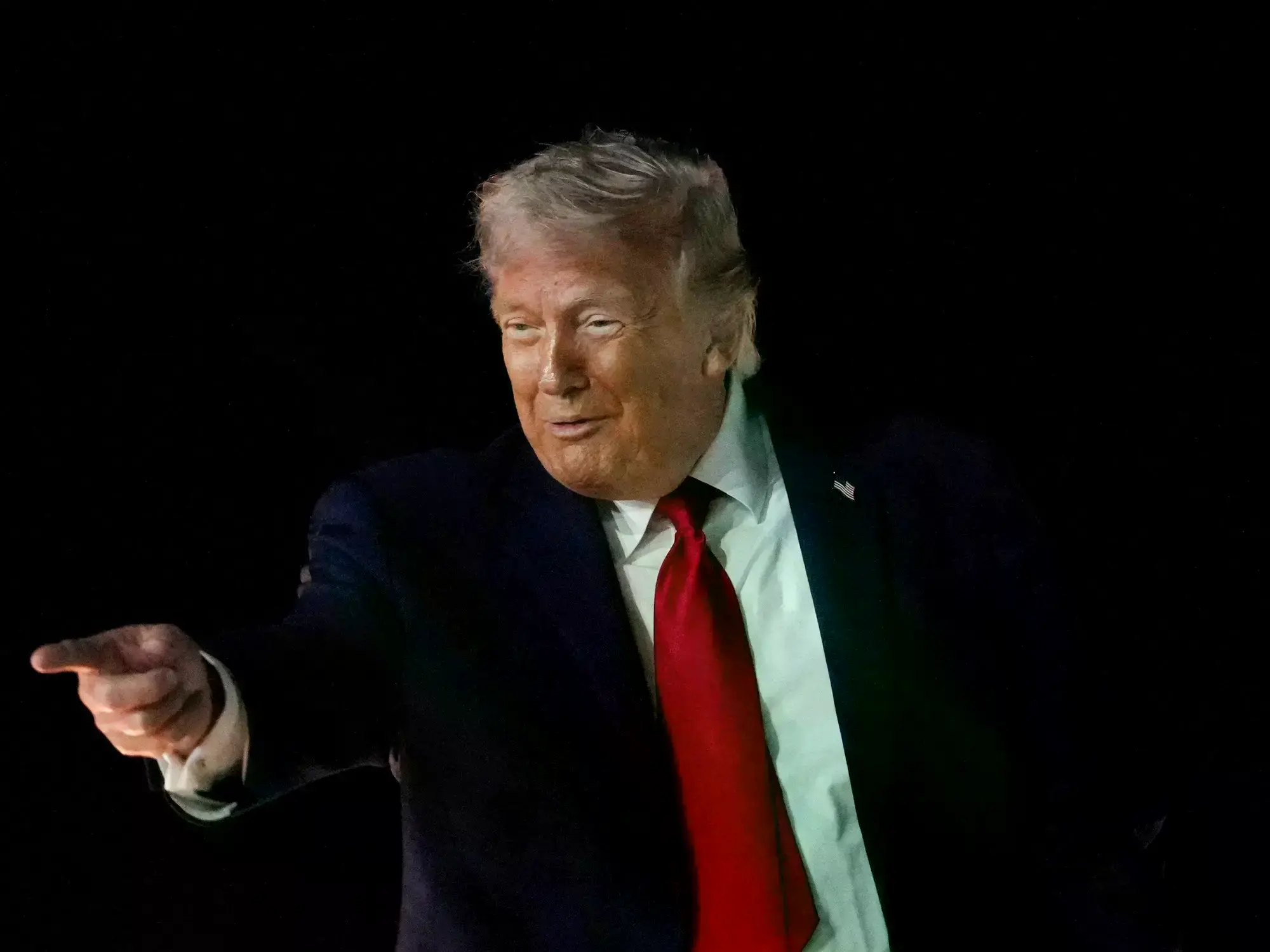 El presidente de Estados Unidos, Donald Trump, reacciona al abordar el Air Force One, tras asistir al tercer partido de las F
