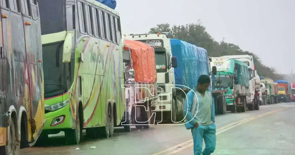 El bloqueo genera una extensa fila de vehículos varados