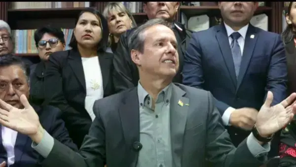 El expresidente Jorge Quiroga en rueda de prensa