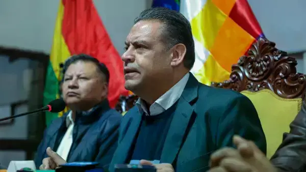 El gobernador de La Paz, Luis Revilla, en rueda de prensa.