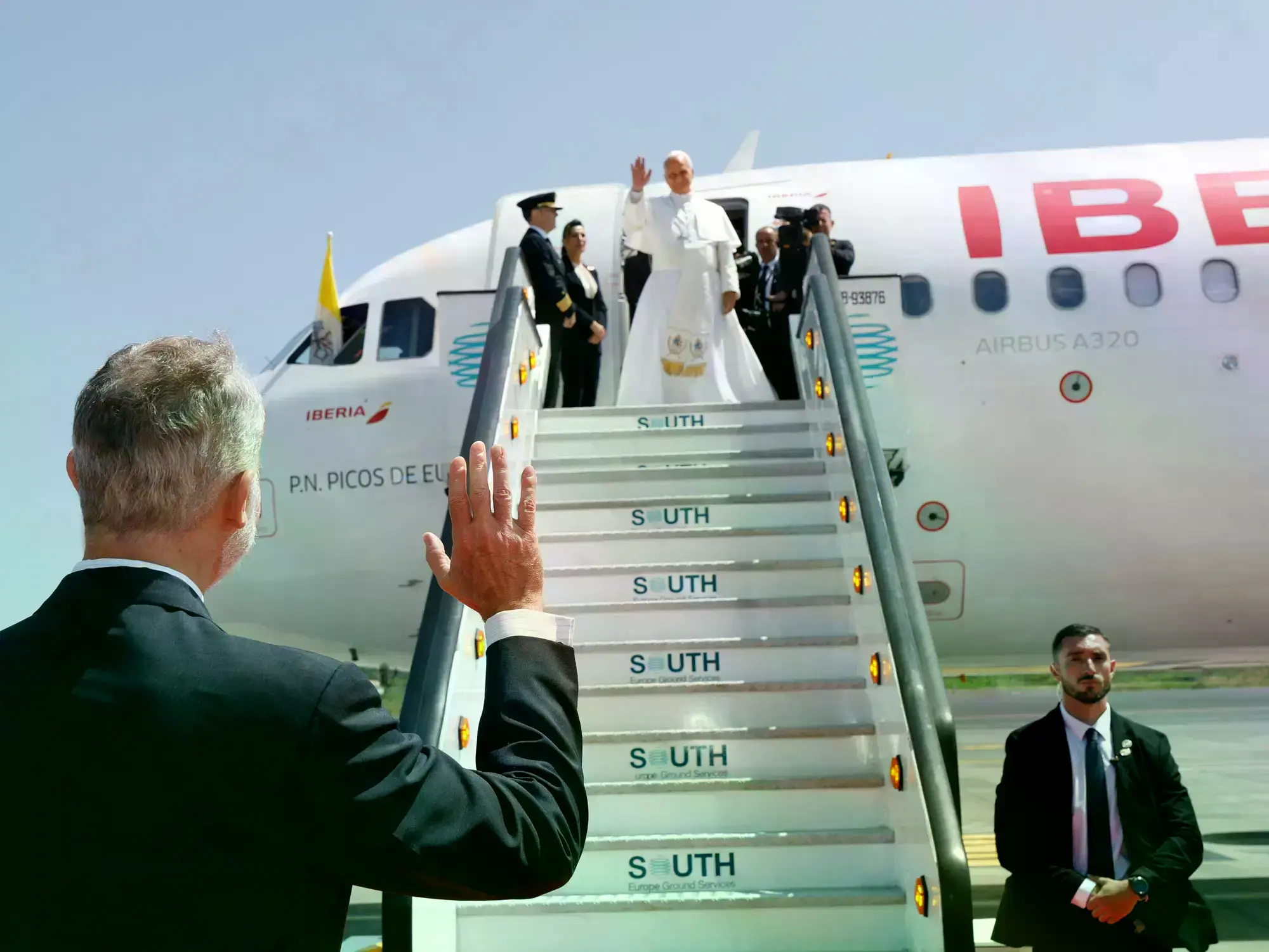 El rey Felipe despide en el aeropuerto Tenerife Norte al papa León XIV.
