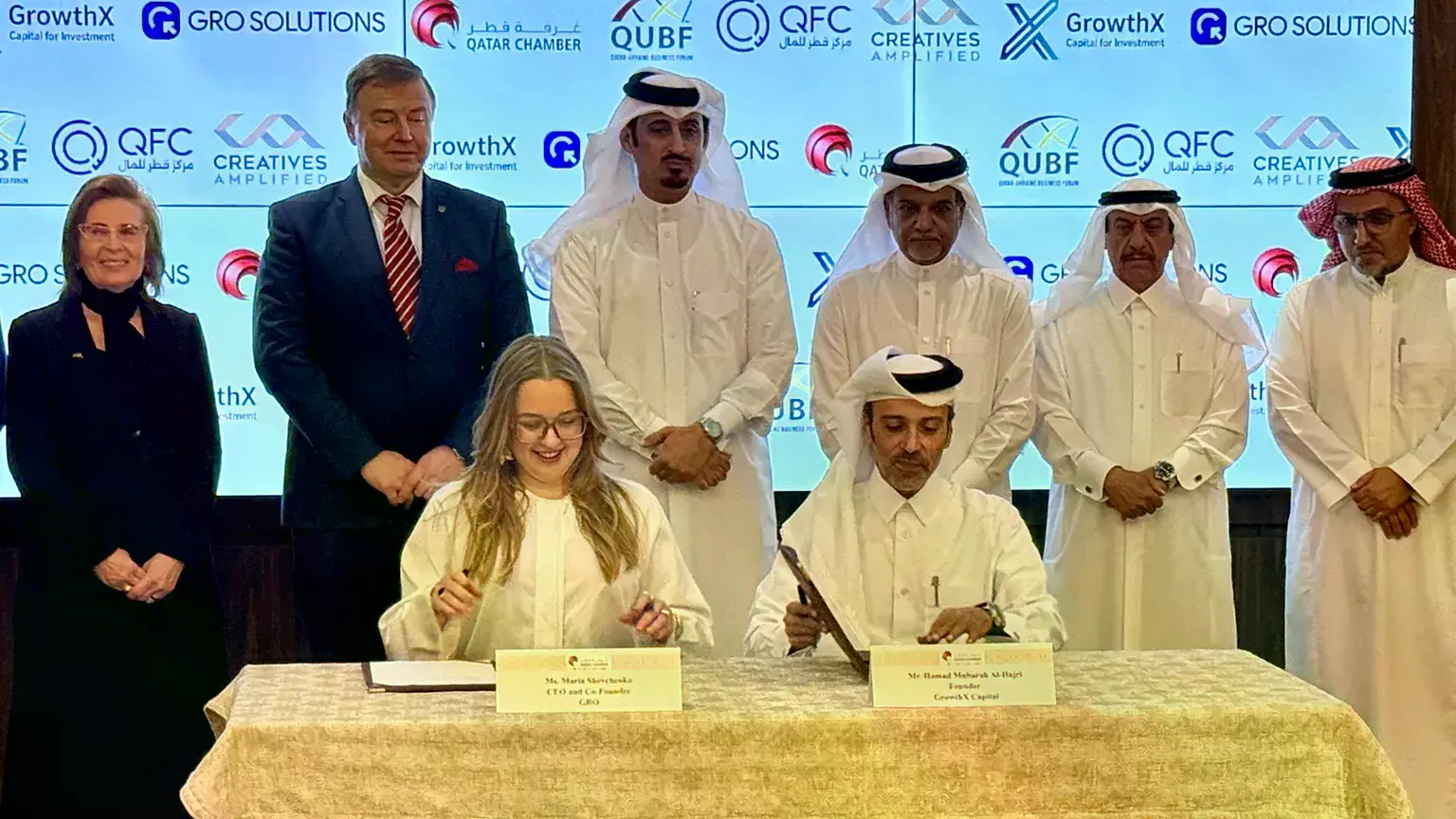 Mariia Shevchenko, CEO de GRO, y Hamad Al Hajri, fundador de GrowthX Capital, firman el acuerdo de inversión.