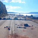 Bolivia: desbloquean carreteras en Sucre, pero queman patrulla policial en El Alto