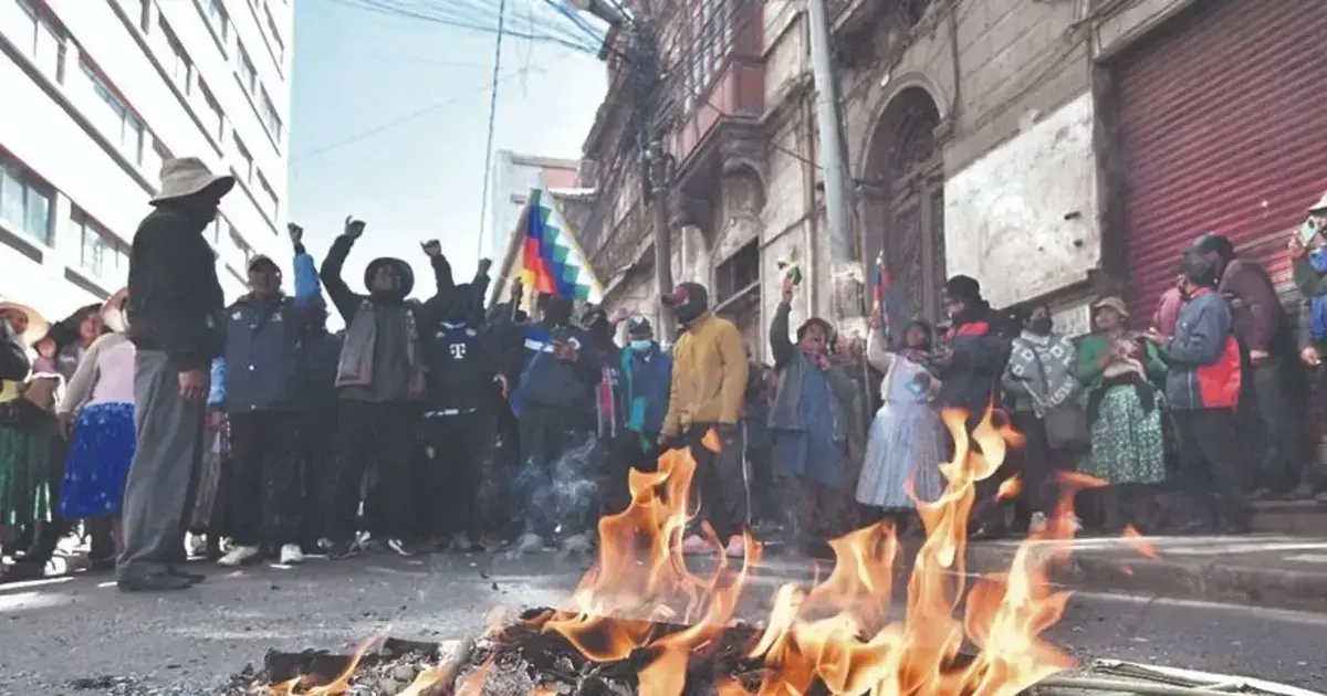 Facciones evistas provocan bloqueos y conflictos armados en Bolivia