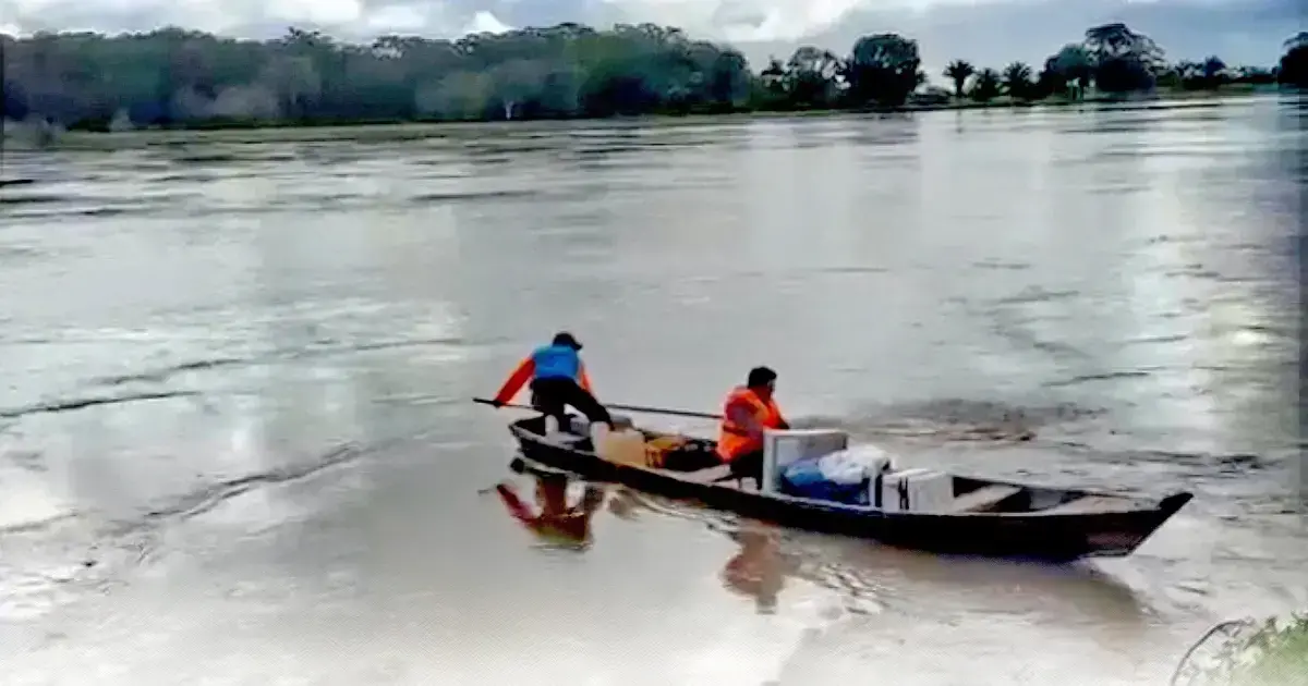 Traslado de maletas electorales por el río
