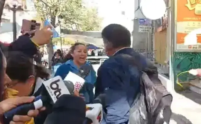 El momento en el que lanzan agua a uno de los dirigentes.