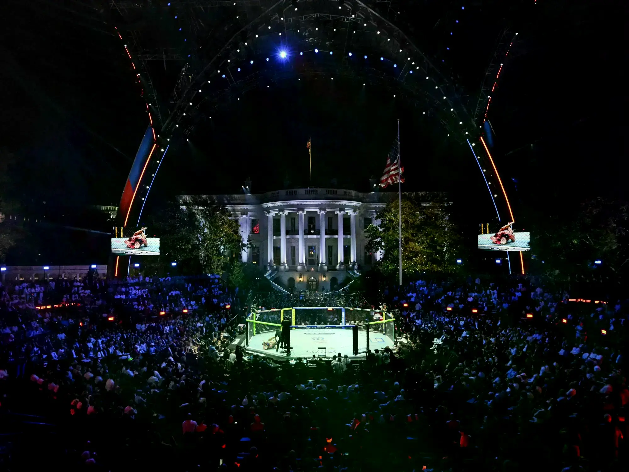 Trump, frente a frente a la imponente jaula de UFC instalada en la Casa Blanca.
