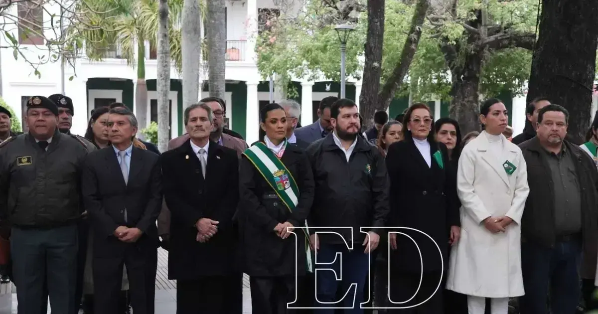Autoridades en el acto conmemorativo en la plaza 24 de Septiembre
