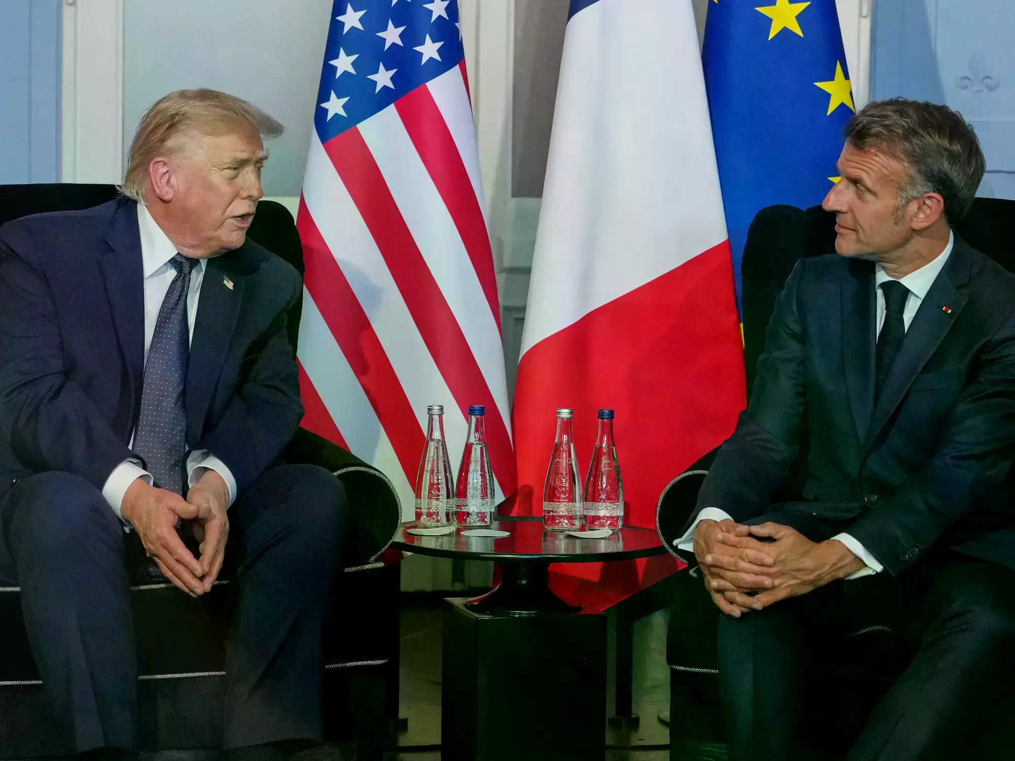 El presidente Donald Trump se reúne con el presidente francés Emmanuel Macron durante un encuentro bilateral al margen de la cumbre del G7, el lunes 15 de junio de 2026, en Evian-les-Bains, Francia.