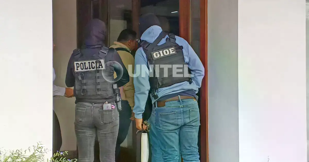 Personal policial realiza un allanamiento en un inmueble de Equipetrol, Santa Cruz.