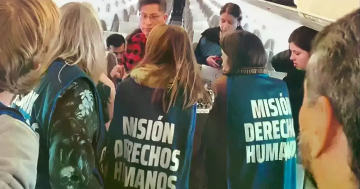 Los activistas de la izquierda argentina instantes previos a su retiro del país