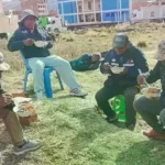 La solidaridad ciudadana se abre paso en los bloqueos para auxiliar a camioneros en Bolivia