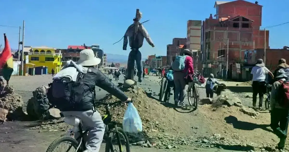 Así se encuentra la carretera El Alto-Desaguadero este lunes.