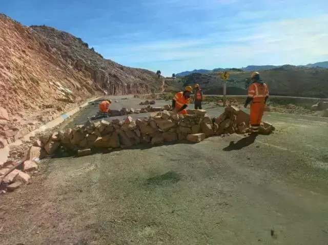 Personal de la ABC realiza trabajos de limpieza en las carreteras.