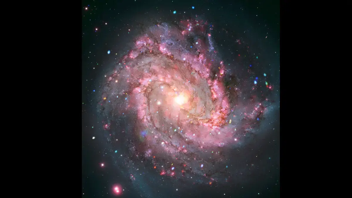 Galaxia M83 en luz de rayos X y óptica.