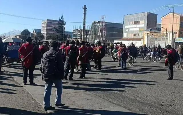 Uno de los puntos de bloqueo en la carretera entre La Paz y Copacabana.