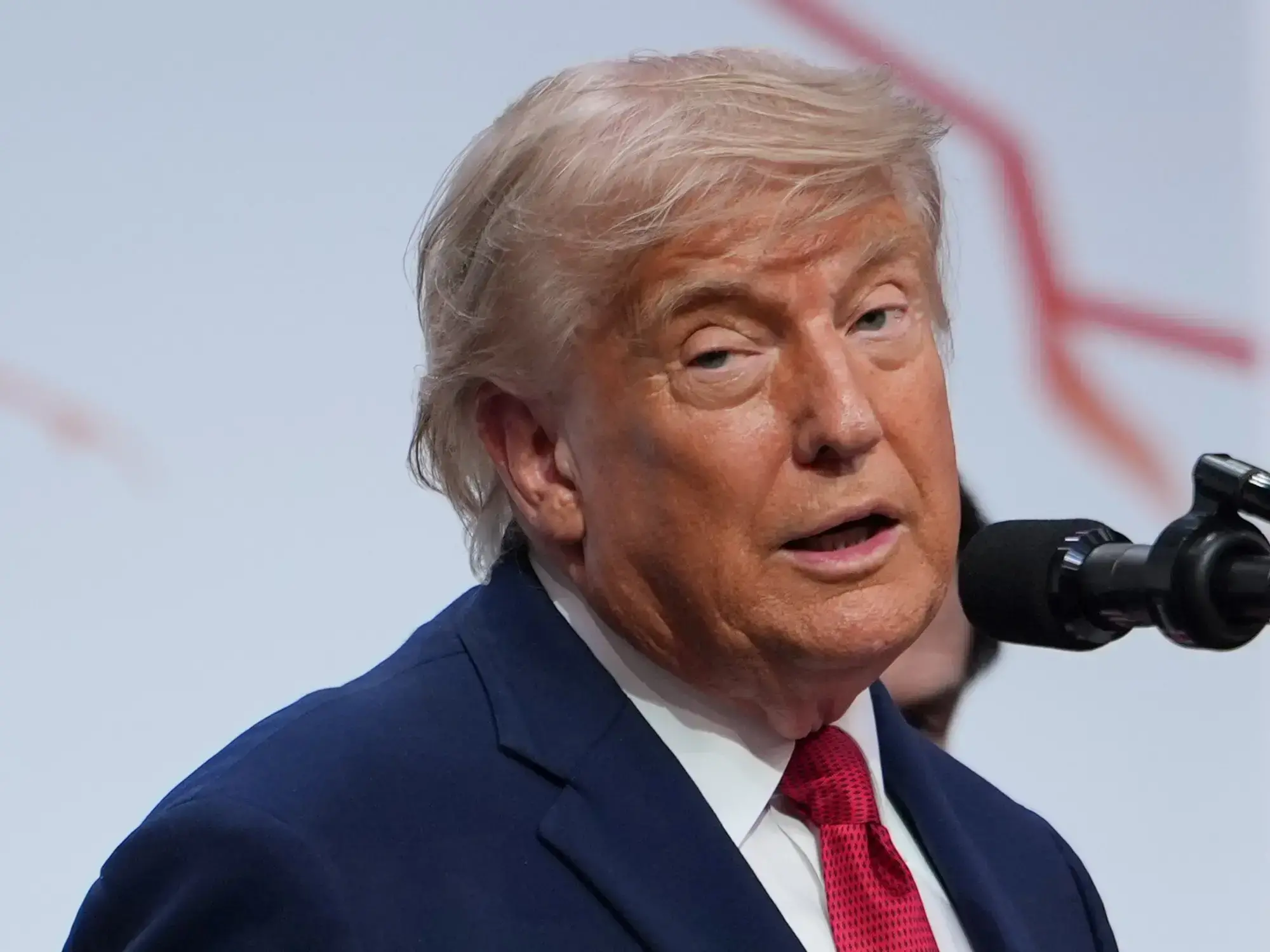 Trump sube al escenario para dar su rueda de prensa en Evian.