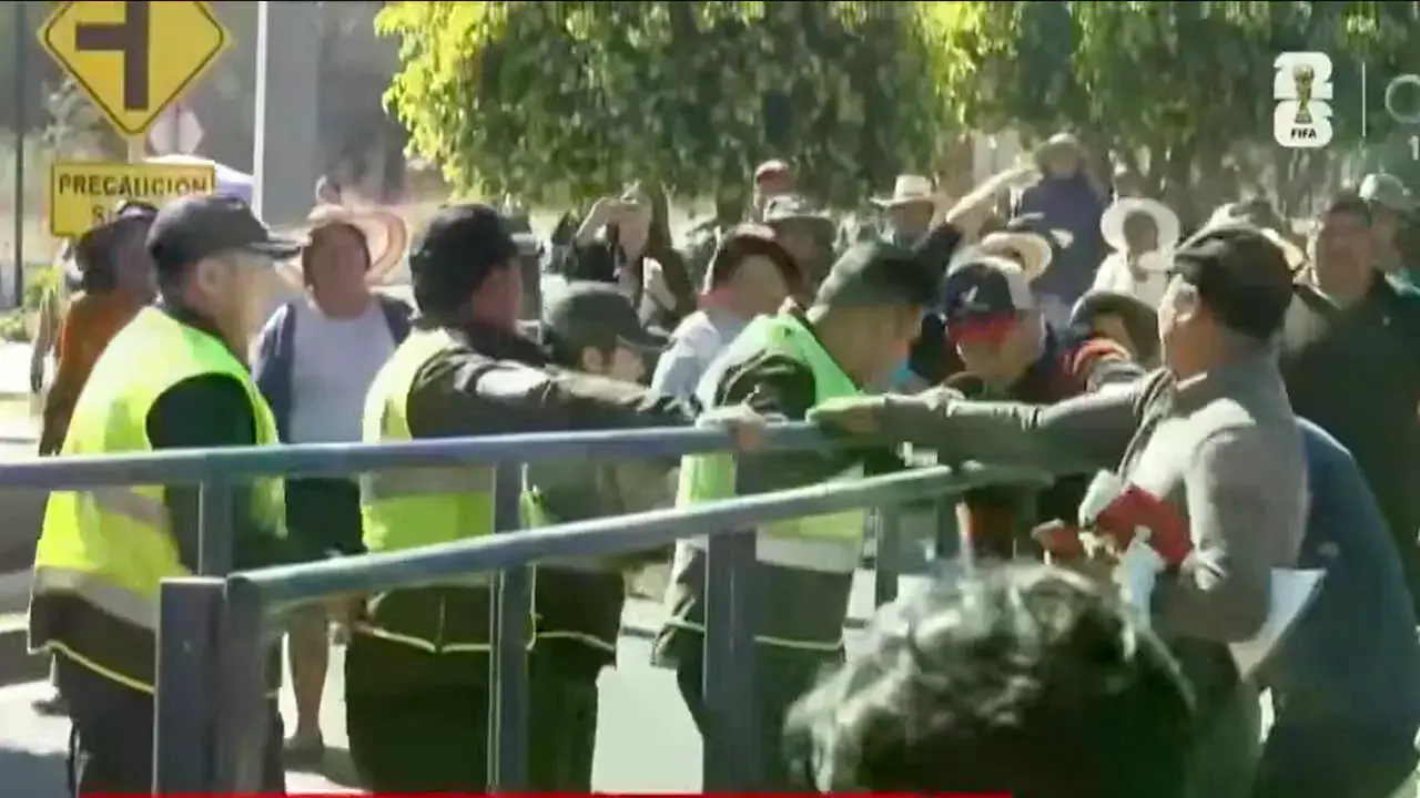 Sector lechero protesta en el aeropuerto Jorge Wilstermann.