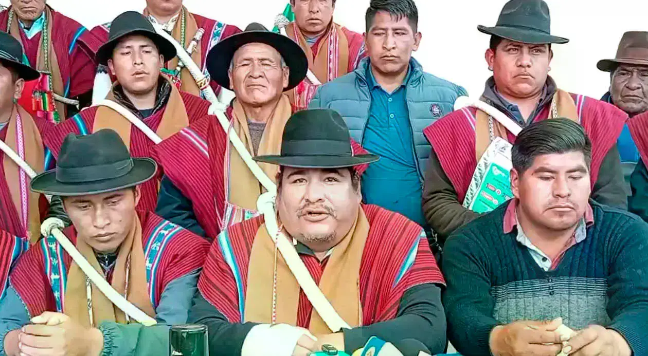 La federación de campesinos de La Paz Tupac Katari; en el centro el ejecutivo Vicente Salazar.