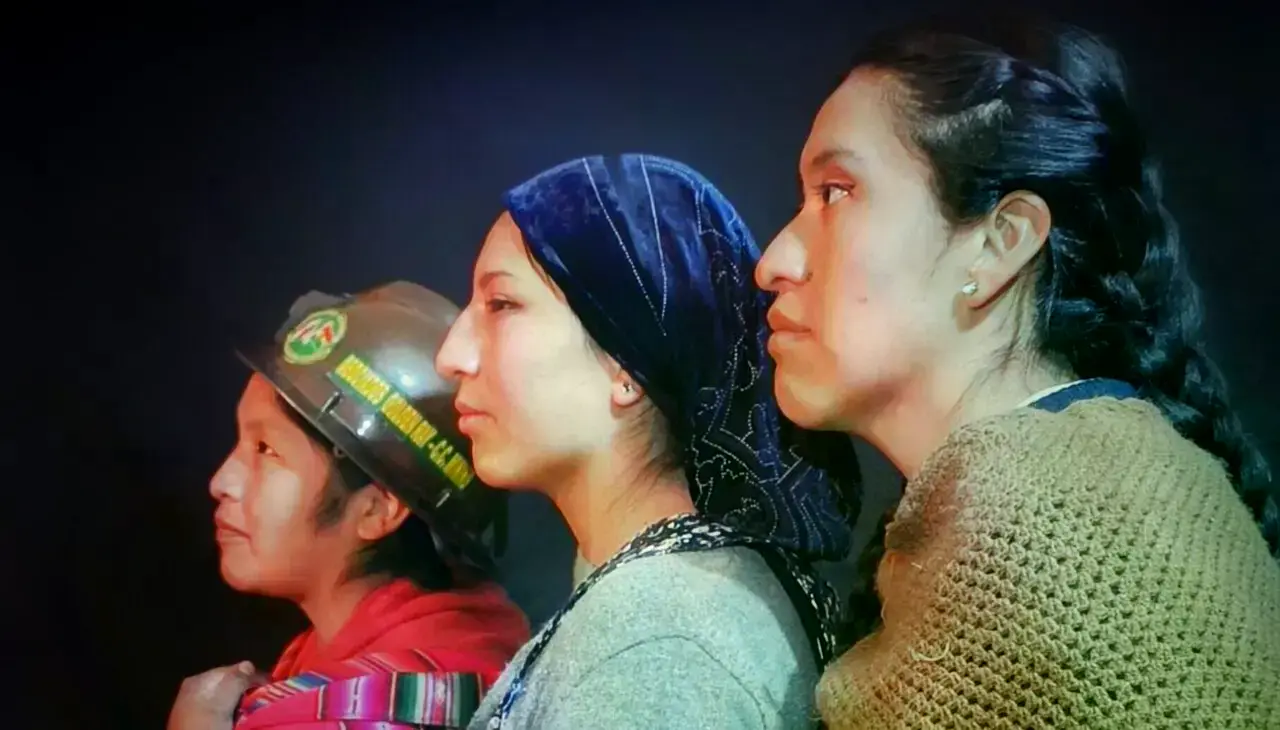 Una escena teatral interpretada por miembros del Colectivo Sileni.