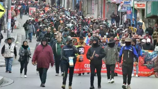 Marcha de la COB en el centro paceño.