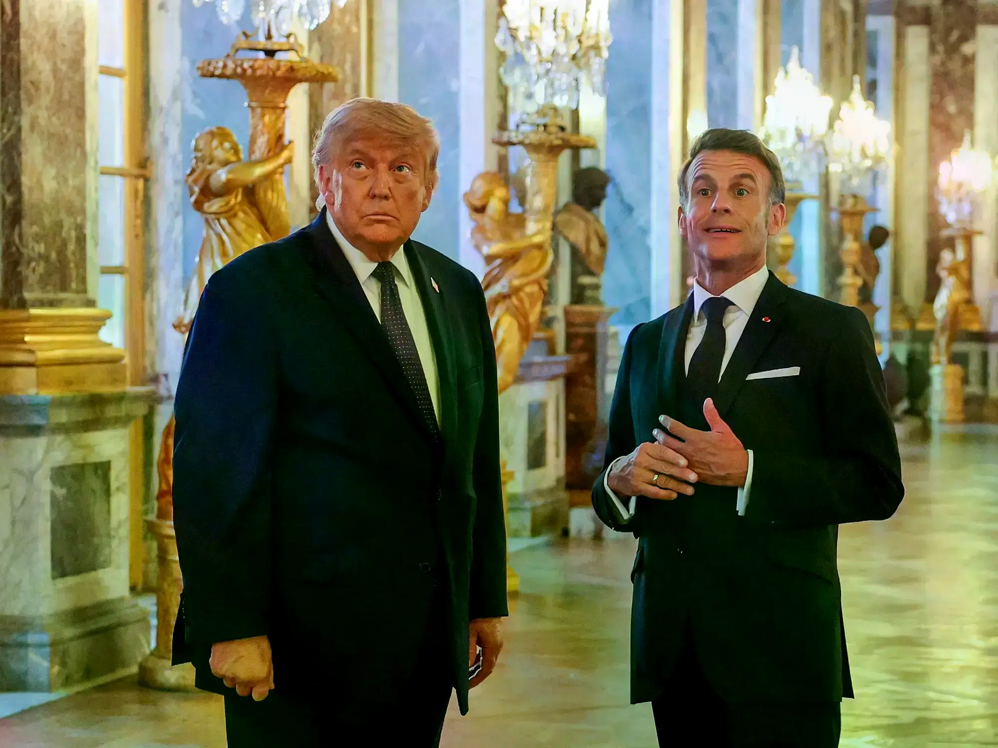 Donald Trump y el francés Emmanuel Macron durante una visita al Palacio de Versalles, antes de una cena en honor al líder de la Casa Blanca.