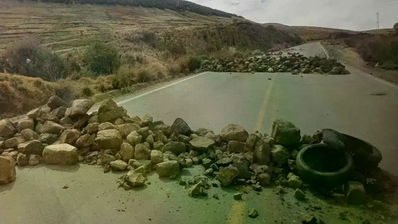 Punto de bloqueo instalado en la carretera hacia Colomi, en el departamento de Cochabamba.
