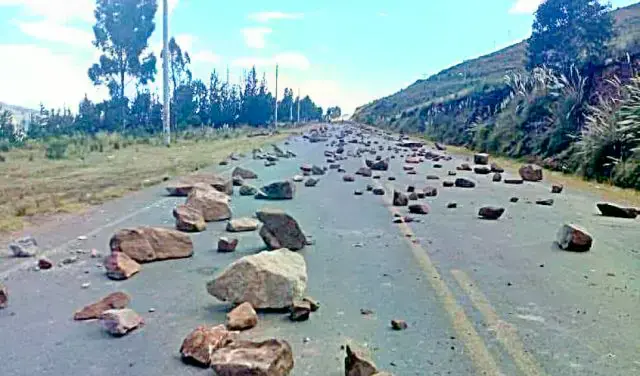 Carreteras del país sembradas con piedras que impiden la libre circulación vehicular.
