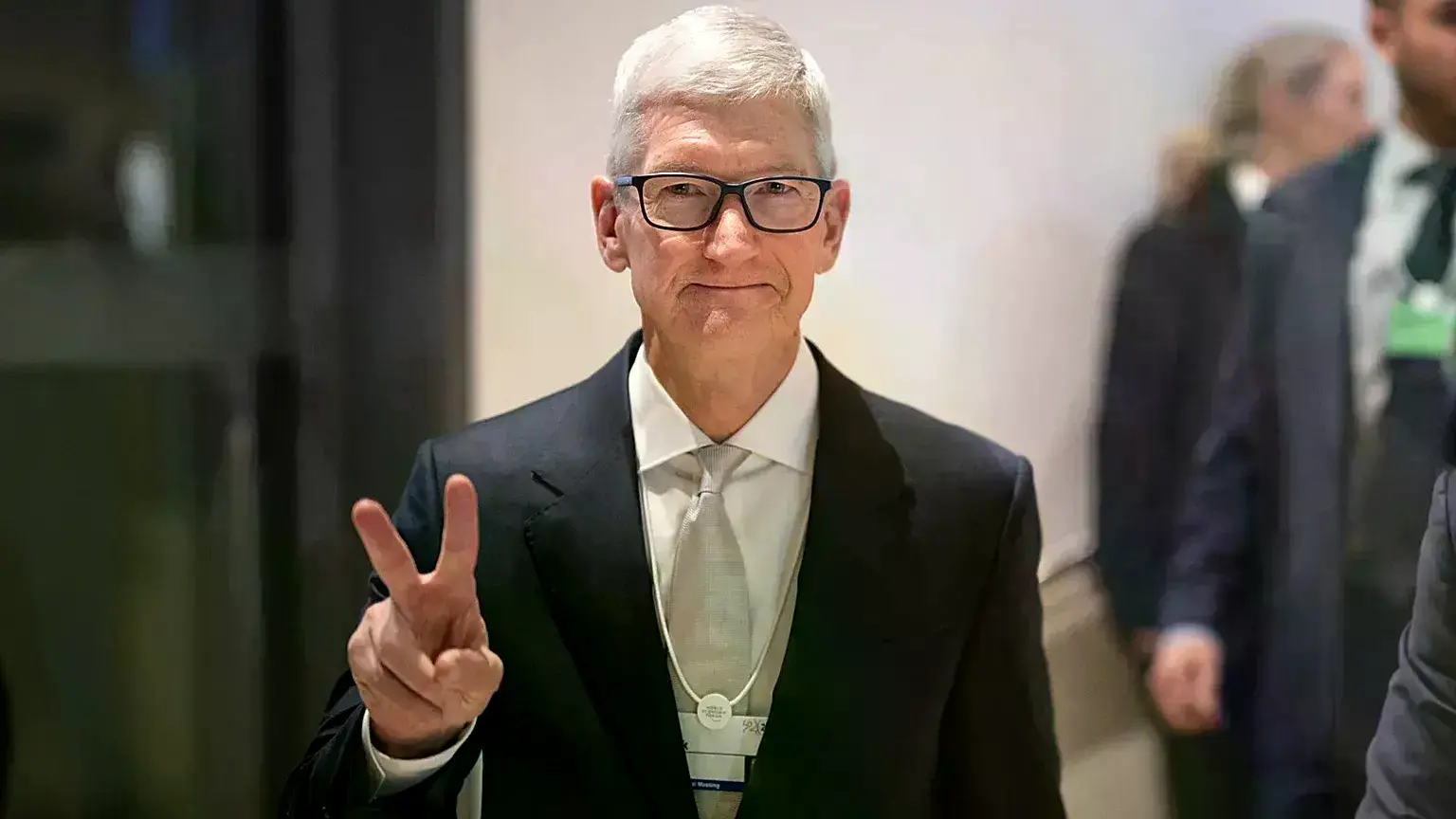 Tim Cook, consejero delegado de Apple, hace el signo de la victoria al fotógrafo durante la 56ª reunión anual del WEF, en Davos, Suiza, el 20 de enero de 2026.