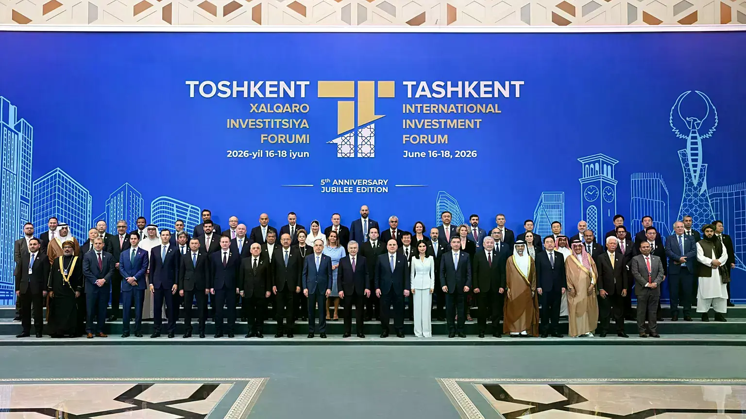 Foto de familia de los participantes en el quinto Foro Internacional de Inversión de Taskent.