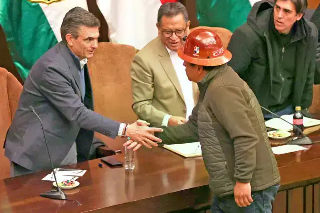 El presidente Rodrigo Paz y el dirigente de la COB Mario Argollo se dan la mano en el Banco Central de Bolivia.