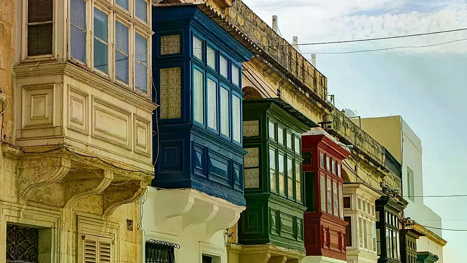 Coloridos balcones tradicionales en la calle Malta