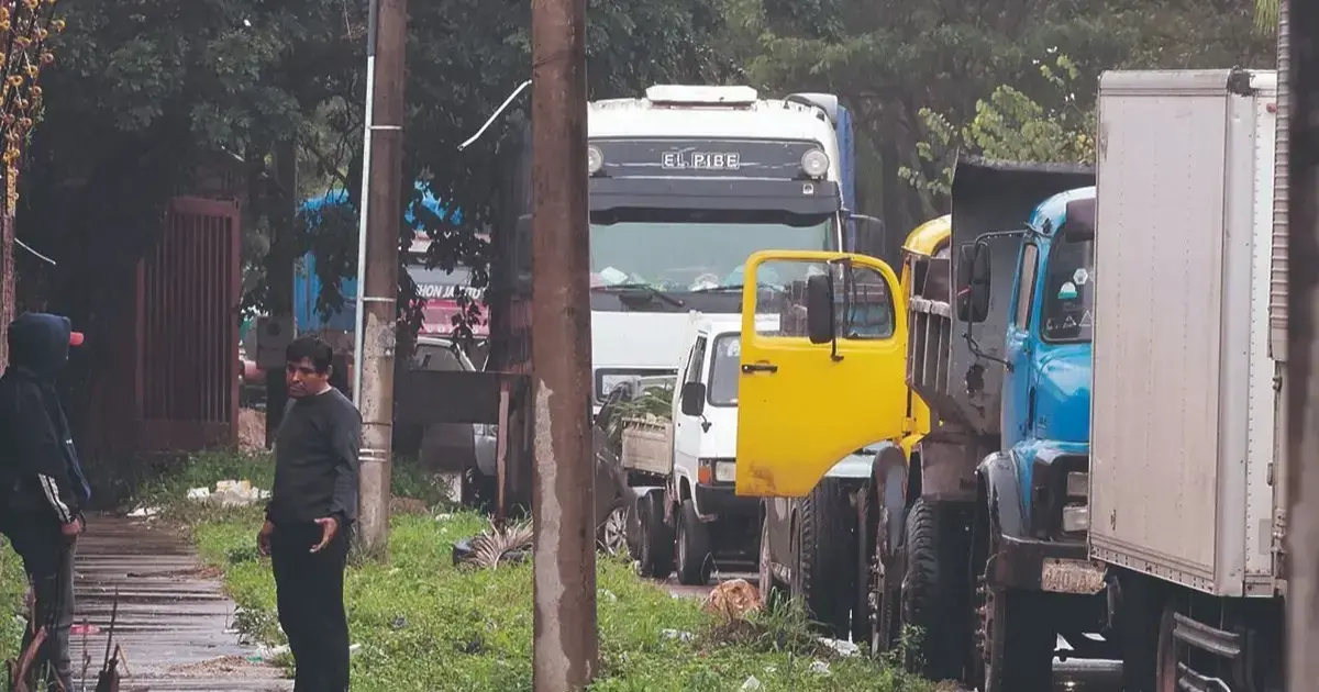 Largas filas en las estaciones de servicio por la escasez de combustible.