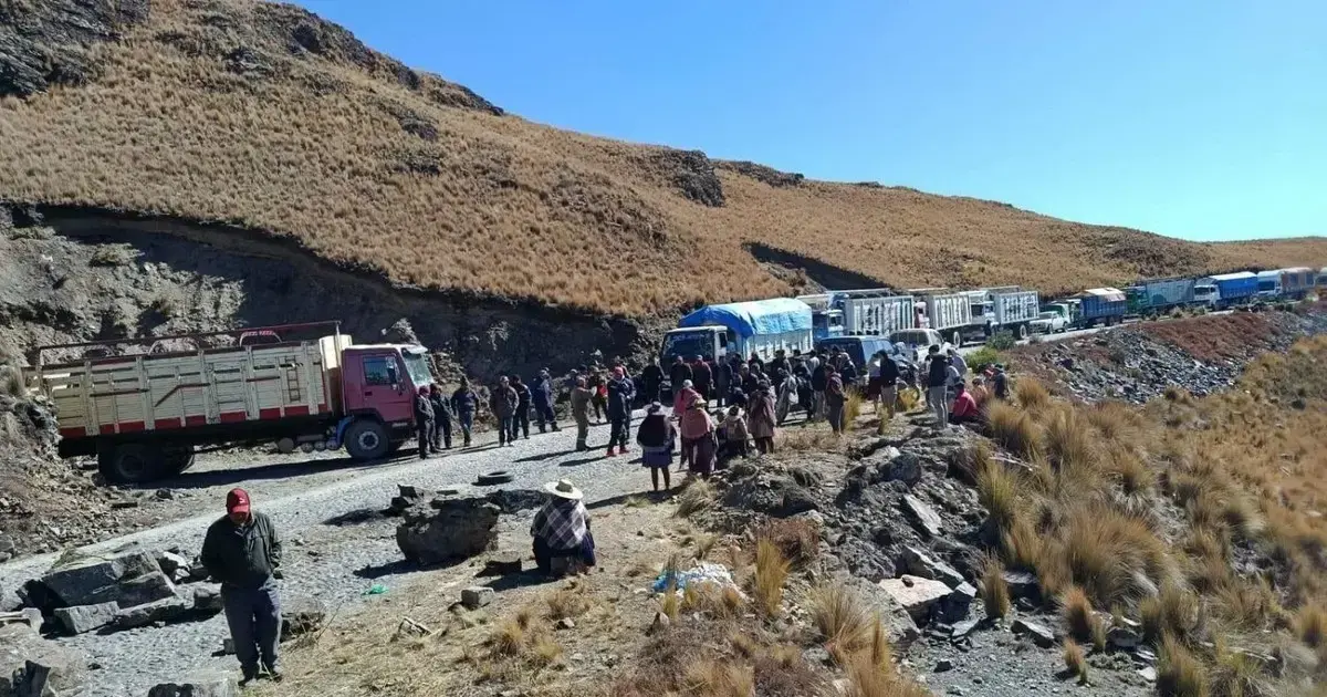 Una de las carreteras bloqueadas en Cochabamba.