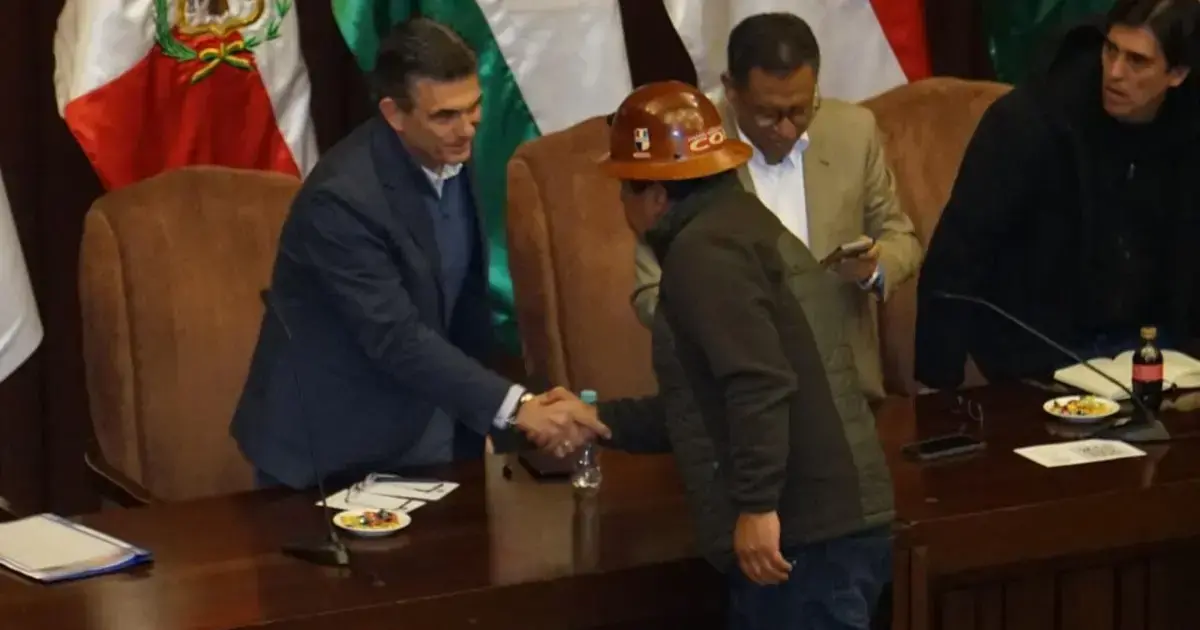 Rodrigo Paz y Mario Argollo estrechan sus manos durante el inicio del diálogo