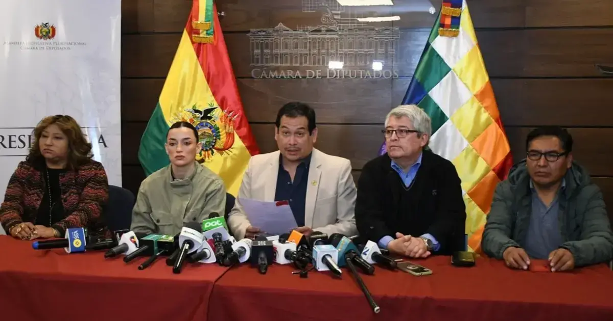 La Directiva de la Cámara de Diputados en conferencia de prensa.