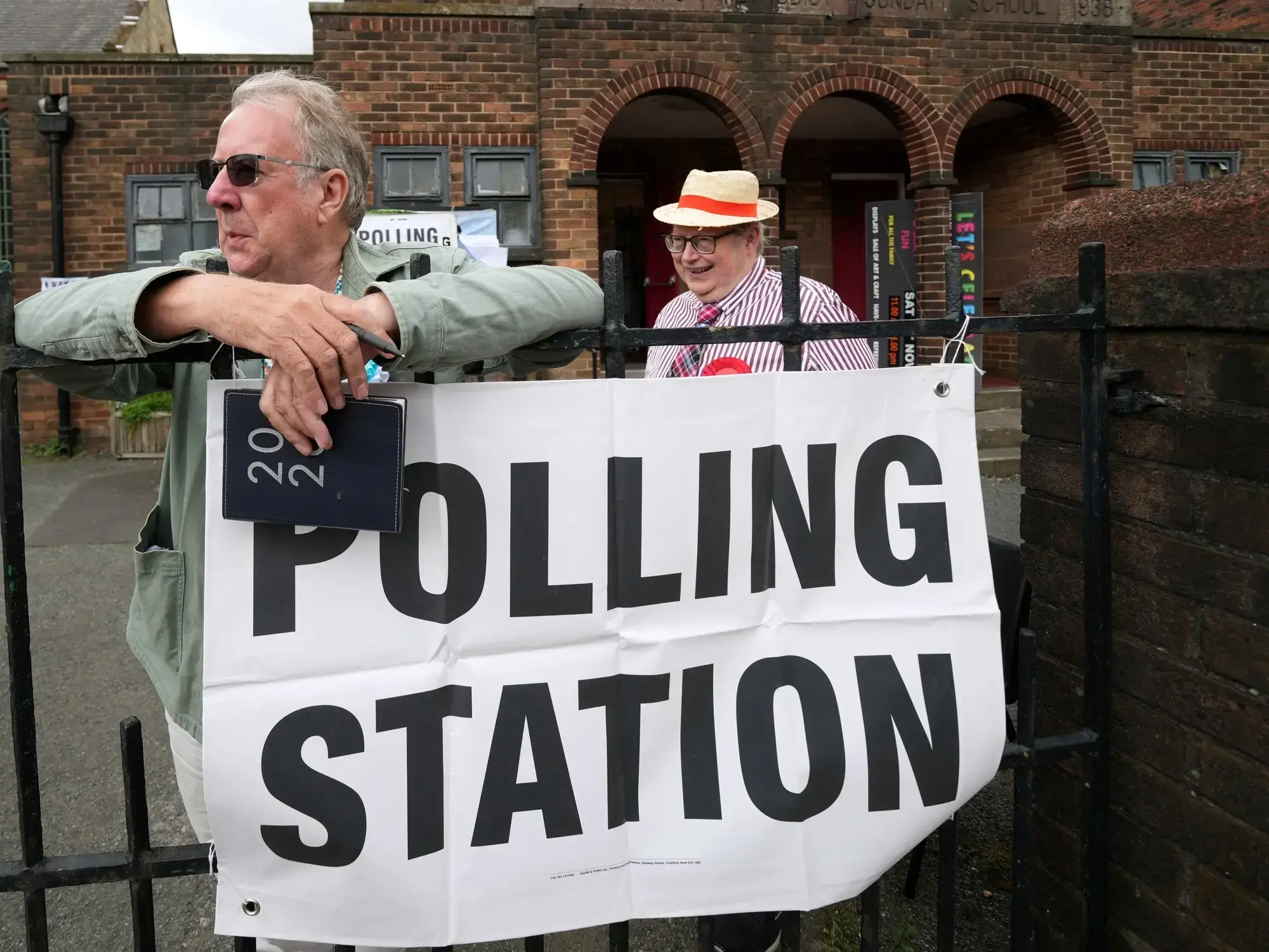 Votantes en un centro electoral en Makerfield.