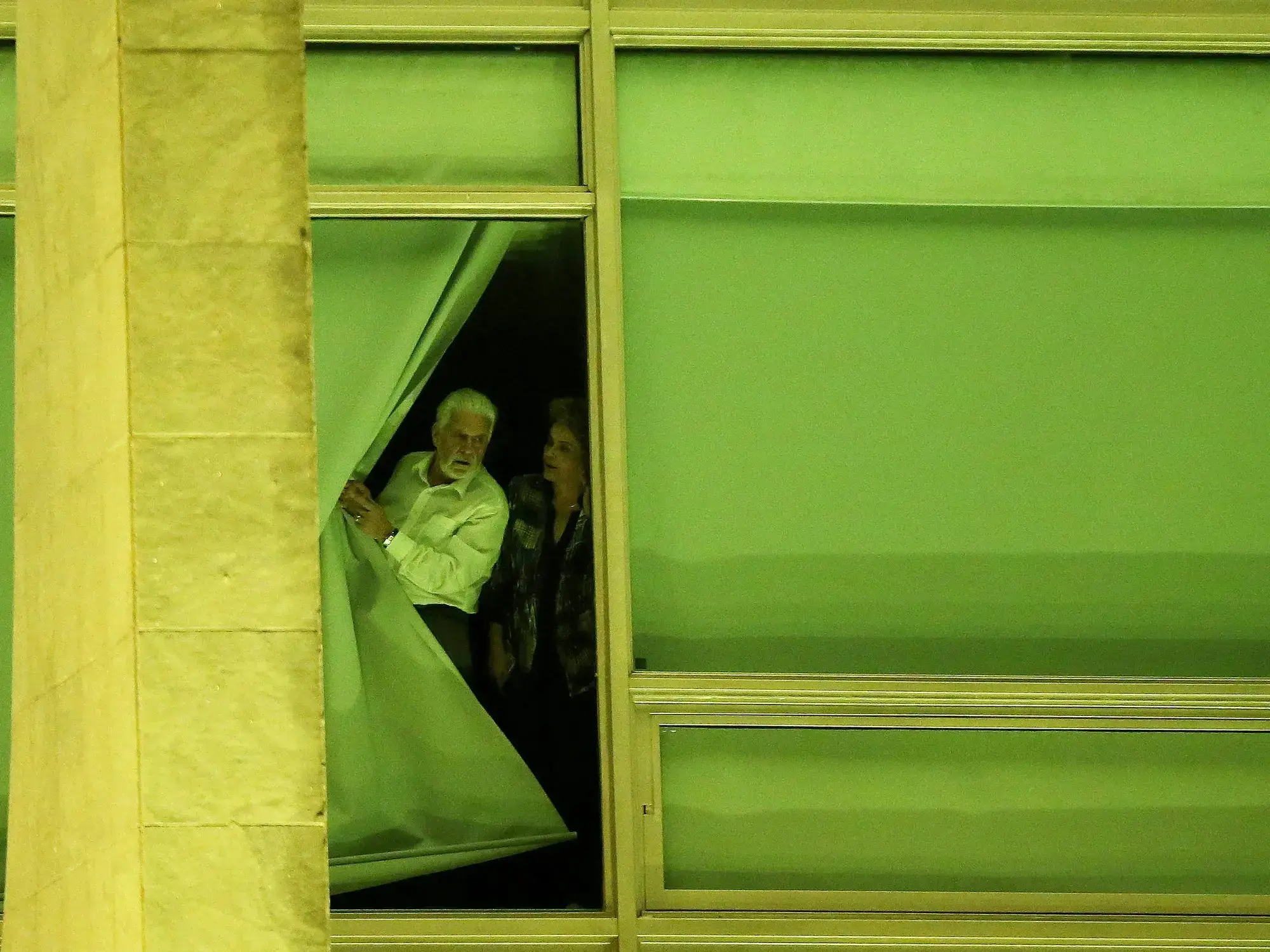 El senador Jaques Wagner se asoma por una ventana en esta foto de archivo.