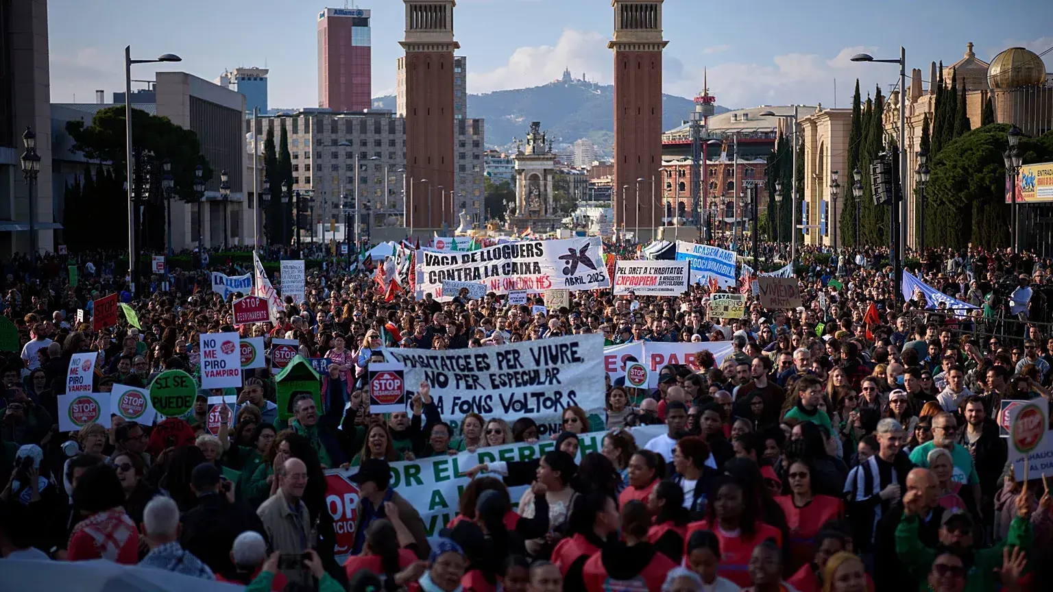 Varias personas se congregan durante una manifestación para protestar por los precios de la vivienda en Barcelona, España, el 5 de abril de 2025.