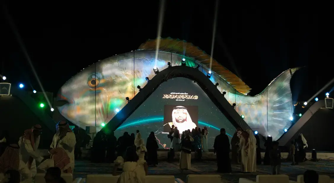 Participante del festival anual Hareed en las islas Farasán con su captura de pez loro.