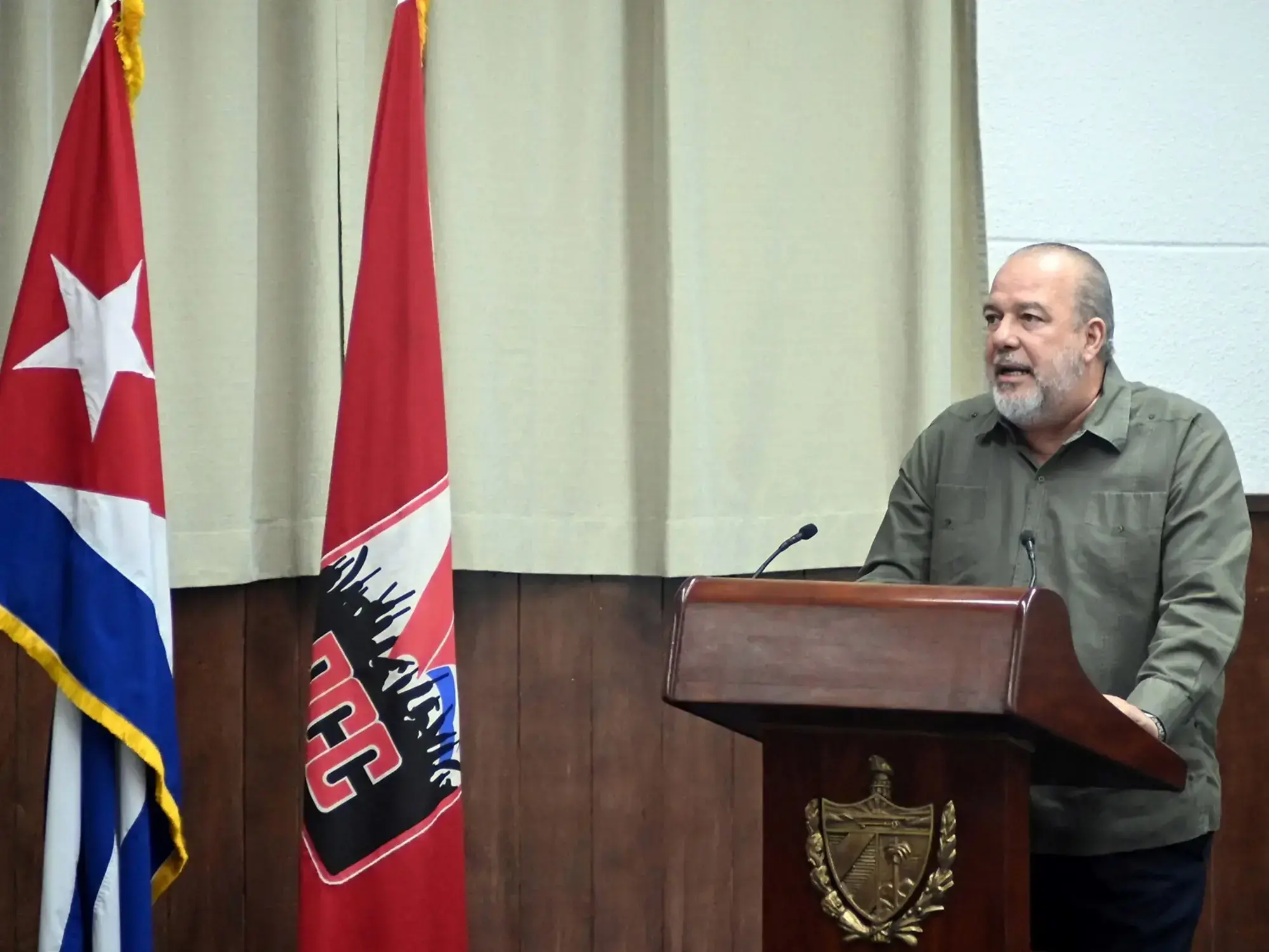 Un hombre trabaja en un automóvil clásico estadounidense en La Habana, Cuba, el miércoles 17 de junio de 2026.