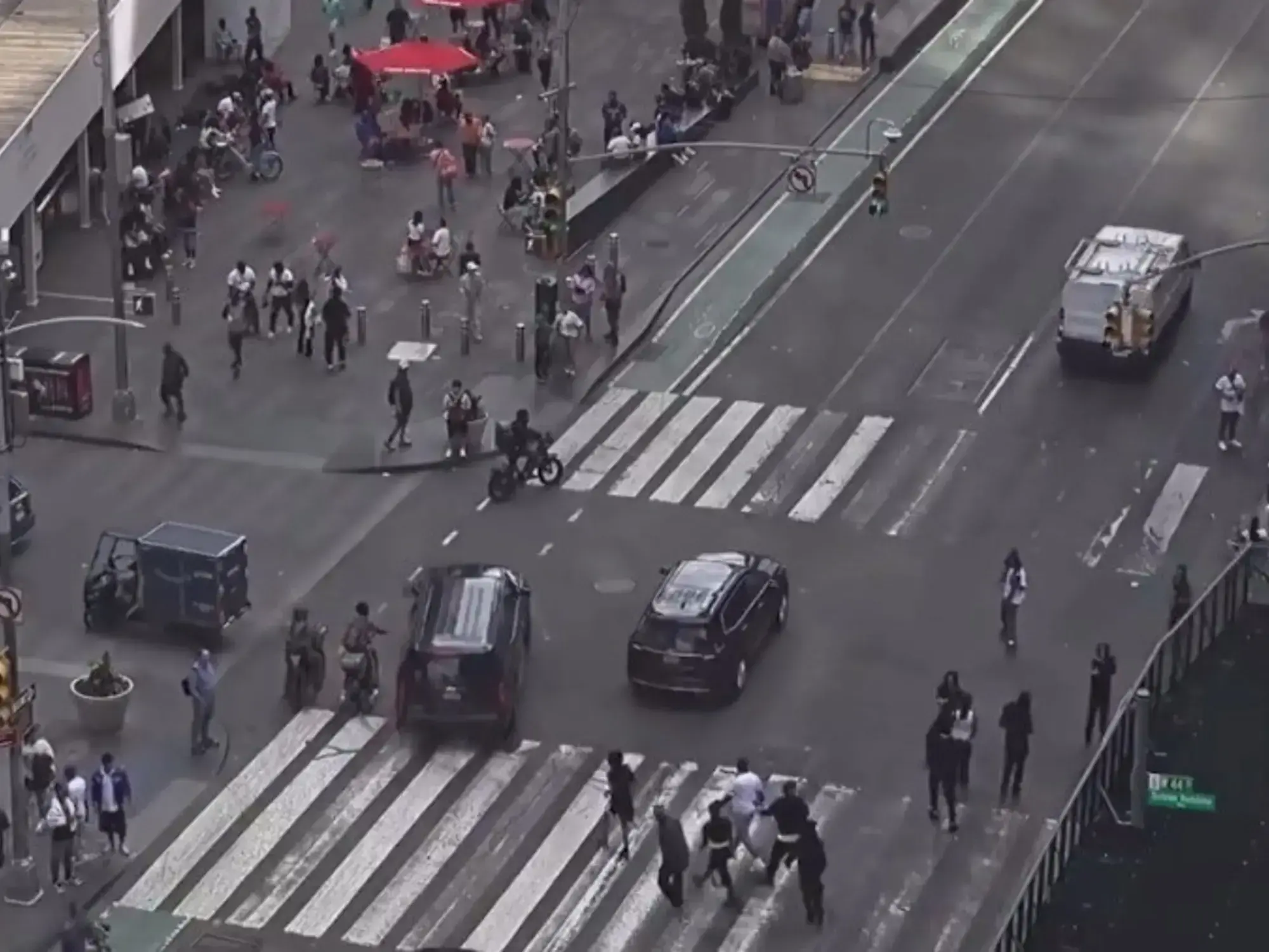 Un auto que recibió las balas durante el tiroteo en Times Square.