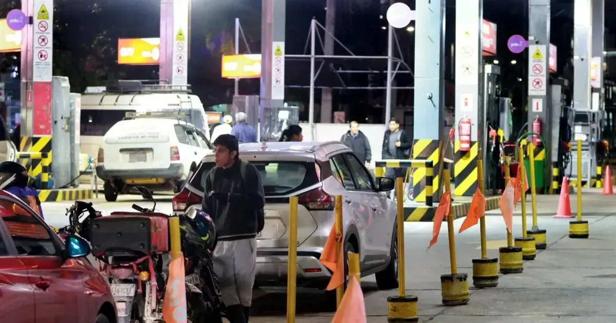Largas filas de vehículos en los surtidores se registraron el miércoles por la noche en Santa Cruz.
