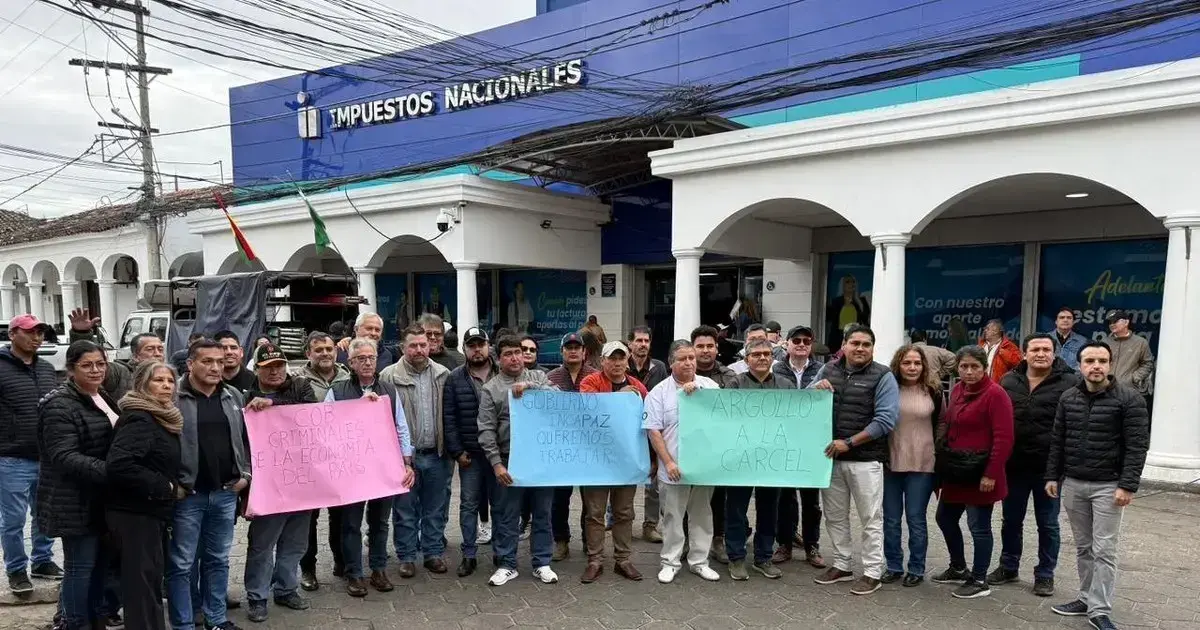 Protesta en las puertas de Impuestos Nacionales en Santa Cruz.