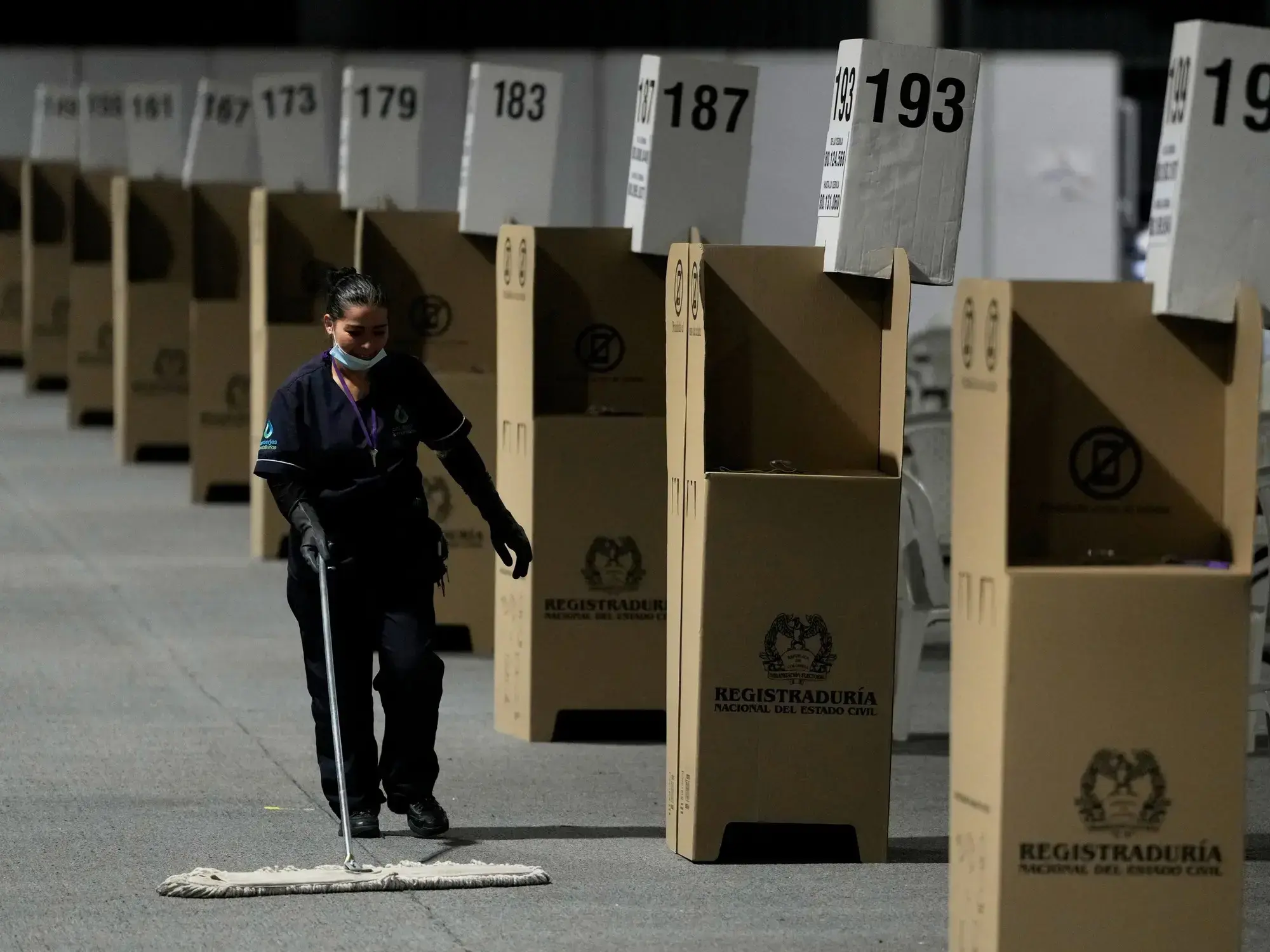 Preparativos en un centro de votación en Bogotá, para el balotaje de este domingo.