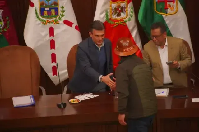 Paz saludando a Argollo en una anterior reunión.